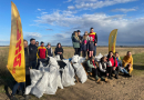 DHL savāca atkritumus Lielupes krastā pie Gātes ietekas 