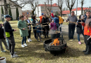 Bariņš cilvēku brīvdabas pasākumā cep ēdienu uz ugunskura