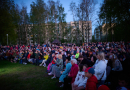 Skatītāju pulks brīvdabas pasākumā