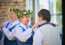 Tautas deju pāris, gatavojoties deju koncertam