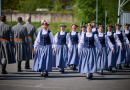 Sievietes tautas tērpos dejojot āra laukumā