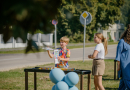 Bērni ar vecākiem brīvdabas pasākumā, spēlēs un radošajās darbnīcās