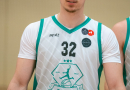 Basketbolisti sporta zālē