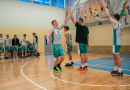 Basketbolisti sporta zālē