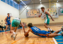 Basketbolisti sporta zālē