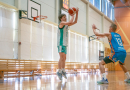 Basketbolisti sporta zālē