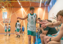 Basketbolisti sporta zālē