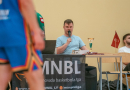 Basketbolisti sporta zālē