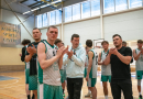 Basketbolisti sporta zālē