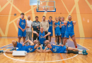 Basketbolisti sporta zālē