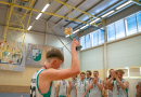 Basketbolisti sporta zālē