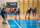 Basketbolisti sporta zālē