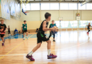 Puiši spēlē basketbola sporta zālē