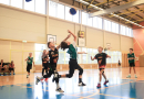 Puiši spēlē basketbola sporta zālē