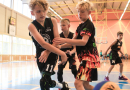 Puiši spēlē basketbola sporta zālē