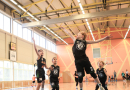 Puiši spēlē basketbola sporta zālē