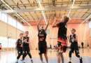 Puiši spēlē basketbola sporta zālē