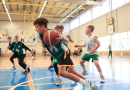 Puiši spēlē basketbola sporta zālē