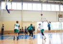 Puiši spēlē basketbola sporta zālē