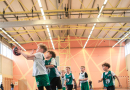 Puiši spēlē basketbola sporta zālē