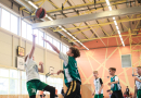 Puiši spēlē basketbola sporta zālē