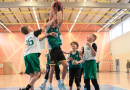 Puiši spēlē basketbola sporta zālē
