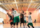 Puiši spēlē basketbola sporta zālē