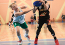 Puiši spēlē basketbola sporta zālē