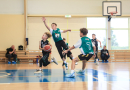 Puiši spēlē basketbola sporta zālē