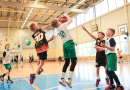 Puiši spēlē basketbola sporta zālē