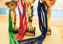 Puiši spēlē basketbola sporta zālē
