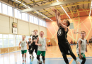 Puiši spēlē basketbola sporta zālē