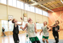 Puiši spēlē basketbola sporta zālē
