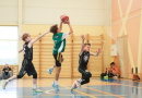 Puiši spēlē basketbola sporta zālē