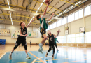 Puiši spēlē basketbola sporta zālē