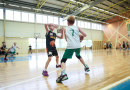 Puiši spēlē basketbola sporta zālē