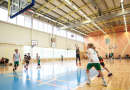 Puiši spēlē basketbola sporta zālē