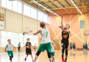 Puiši spēlē basketbola sporta zālē