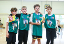 Puiši spēlē basketbola sporta zālē