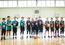 Puiši spēlē basketbola sporta zālē