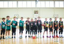 Puiši spēlē basketbola sporta zālē