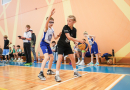 Puiši spēlē basketbola sporta zālē