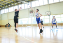 Puiši spēlē basketbola sporta zālē