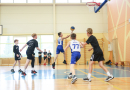 Puiši spēlē basketbola sporta zālē