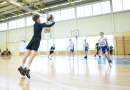 Puiši spēlē basketbola sporta zālē