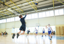 Puiši spēlē basketbola sporta zālē