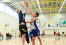 Puiši spēlē basketbola sporta zālē
