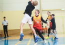 Puiši spēlē basketbola sporta zālē