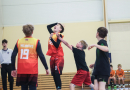 Puiši spēlē basketbola sporta zālē
