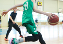 Puiši spēlē basketbola sporta zālē